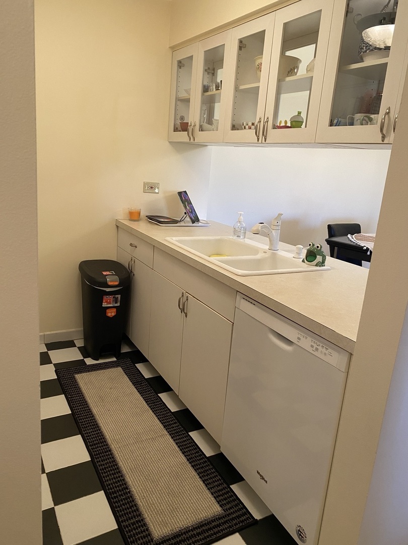 5221 James Lane, Unit 1511 Crestwood, IL 60418 - Photo 8 of 13 a room with a sink and cabinets