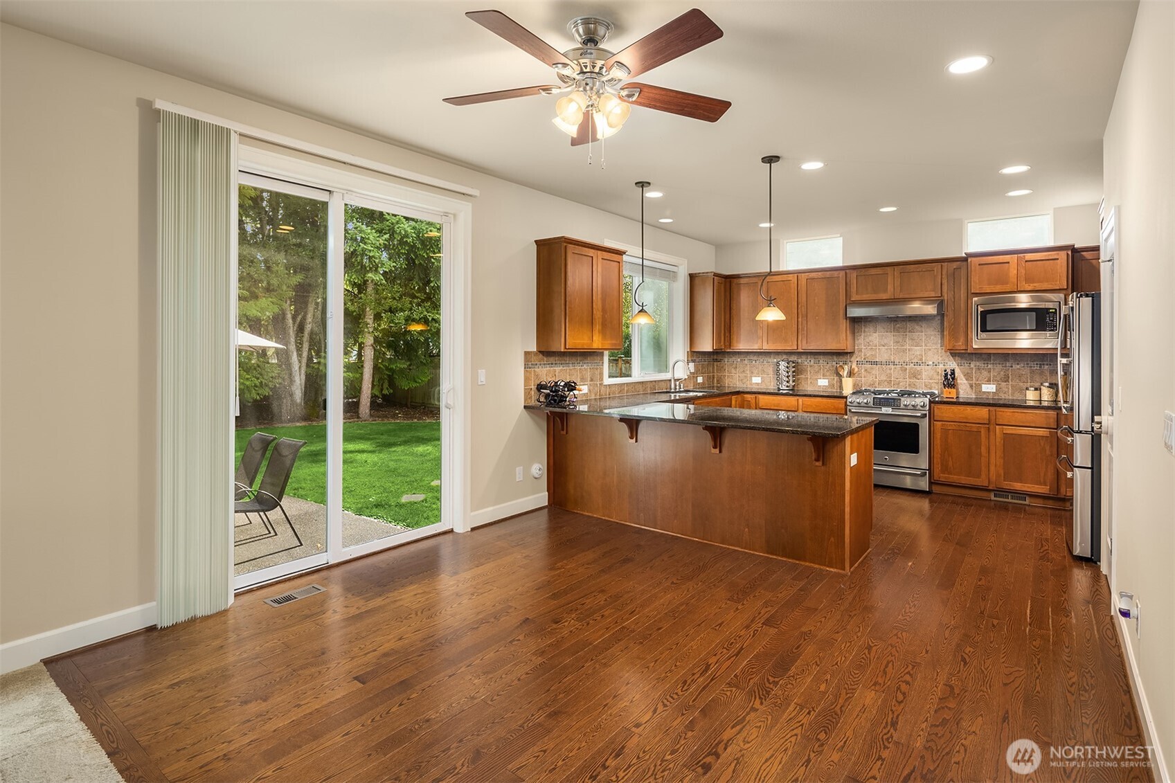 122 Ilwaco Place Southeast Renton, WA 98059 - Photo 8 of 26 Gallery Image 8
