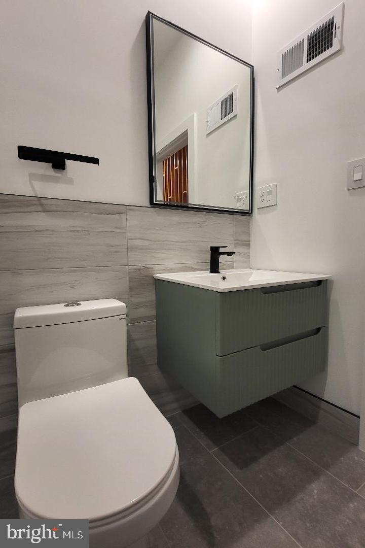 1237 South 27th Street Philadelphia, PA 19146 - Photo 25 of 36 a bathroom with a toilet sink and mirror