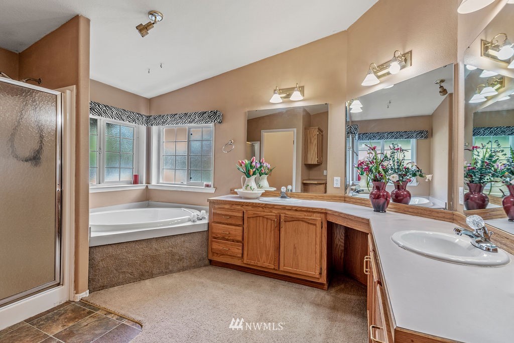 207 Apple Creek Road Longview, WA 98632 - Photo 13 of 33 a large bathroom with a double vanity sink a mirror and a bathtub