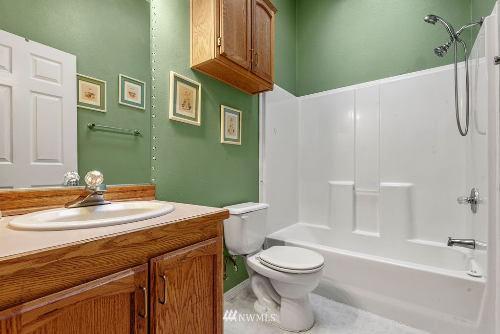 207 Apple Creek Road Longview, WA 98632 - Photo 16 of 33 a bathroom with a sink a toilet and shower