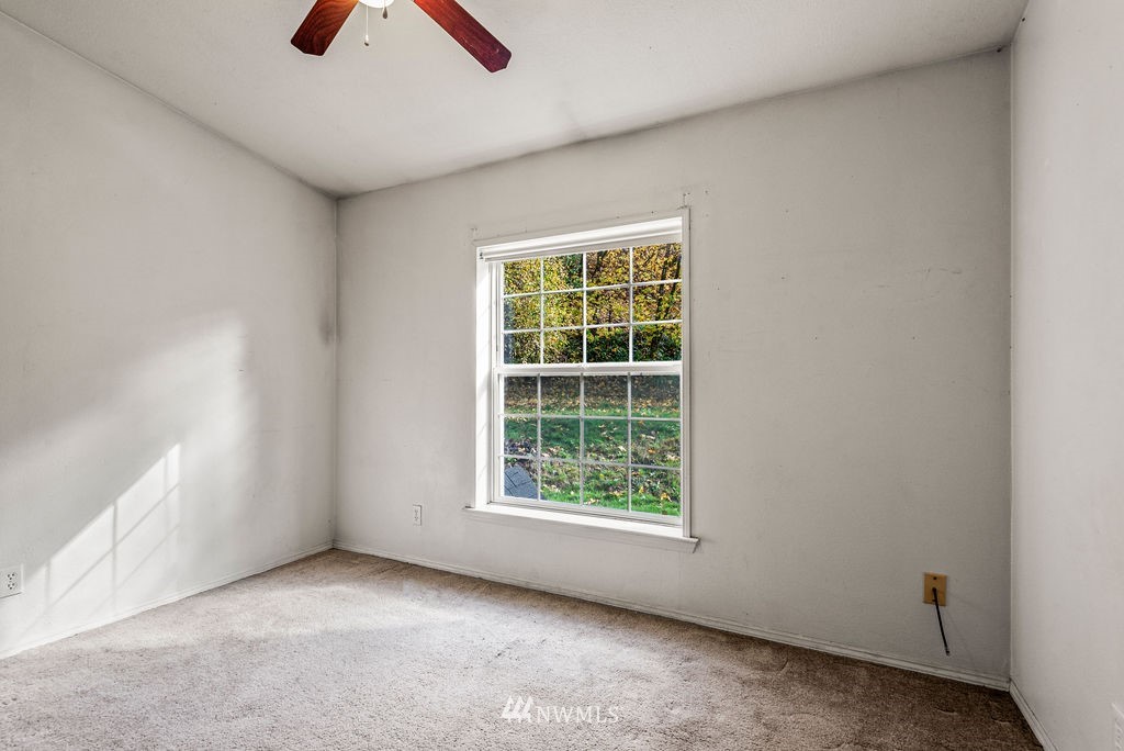 207 Apple Creek Road Longview, WA 98632 - Photo 18 of 33 an empty room with windows