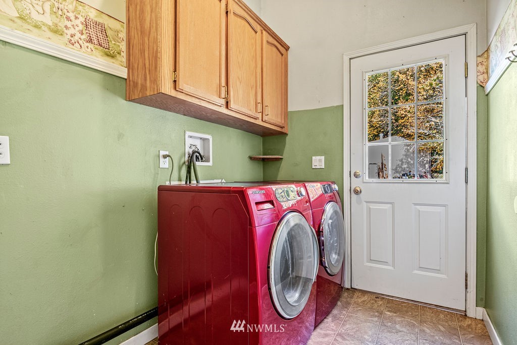 207 Apple Creek Road Longview, WA 98632 - Photo 20 of 33 a utility room with dryer and washer