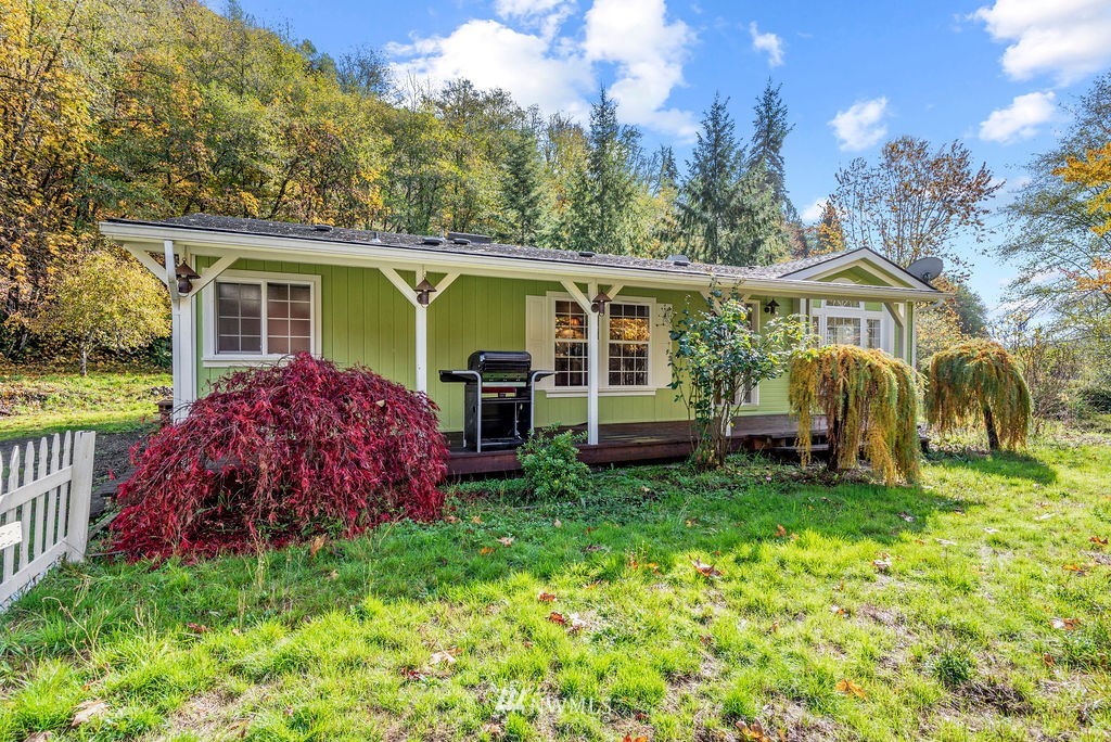 207 Apple Creek Road Longview, WA 98632 - Photo 25 of 33 a view of a house with a yard and plants