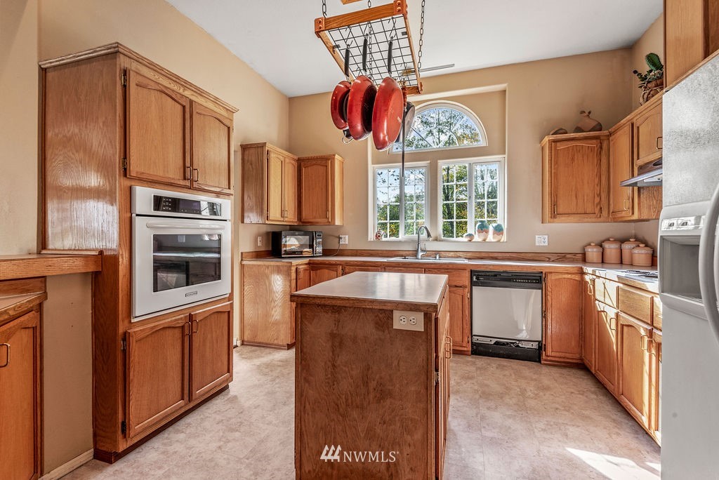 207 Apple Creek Road Longview, WA 98632 - Photo 6 of 33 a kitchen with stainless steel appliances granite countertop a stove and a refrigerator