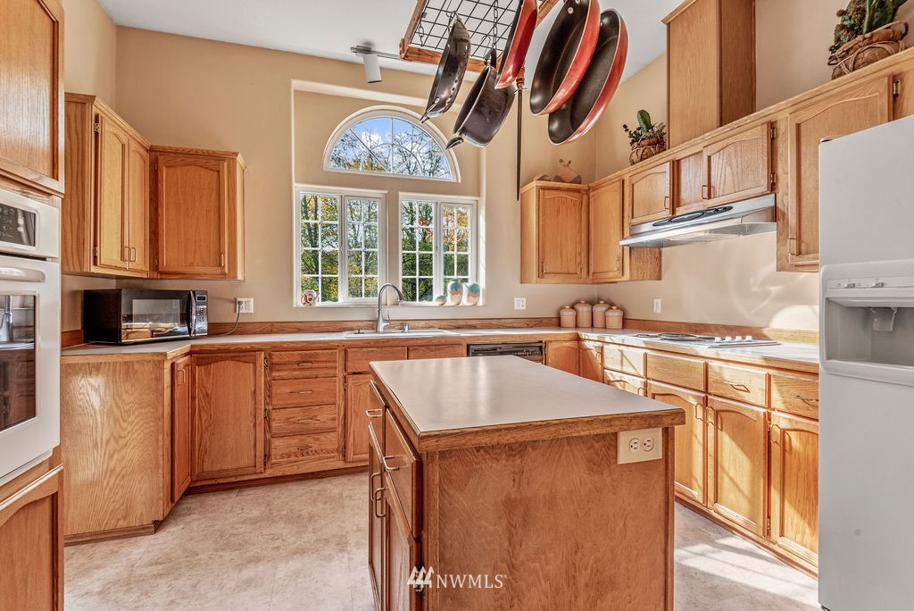 207 Apple Creek Road Longview, WA 98632 - Photo 7 of 33 a kitchen with stainless steel appliances granite countertop a sink and a stove