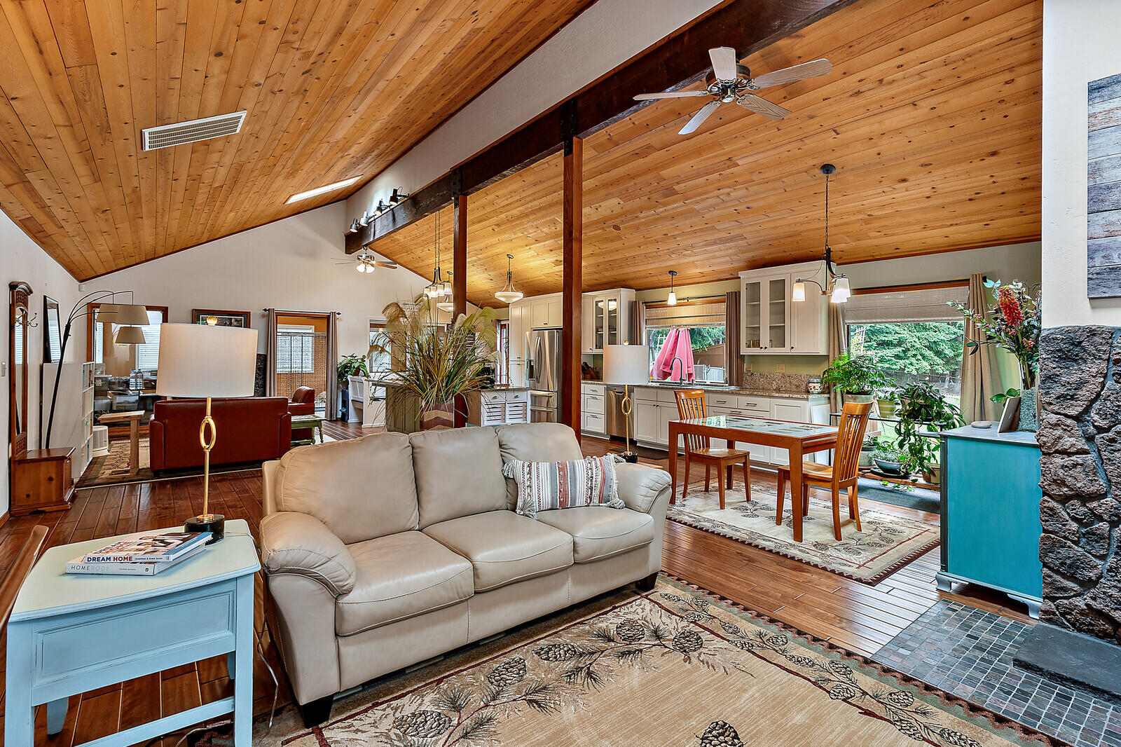 9250 Wagner Creek Road Talent, OR 97540 - Photo 2 of 52 View of great room from entrance