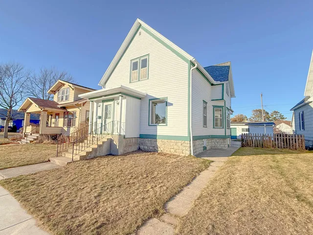 $179,900 | 1512 16th Avenue, Menominee, MI 49858