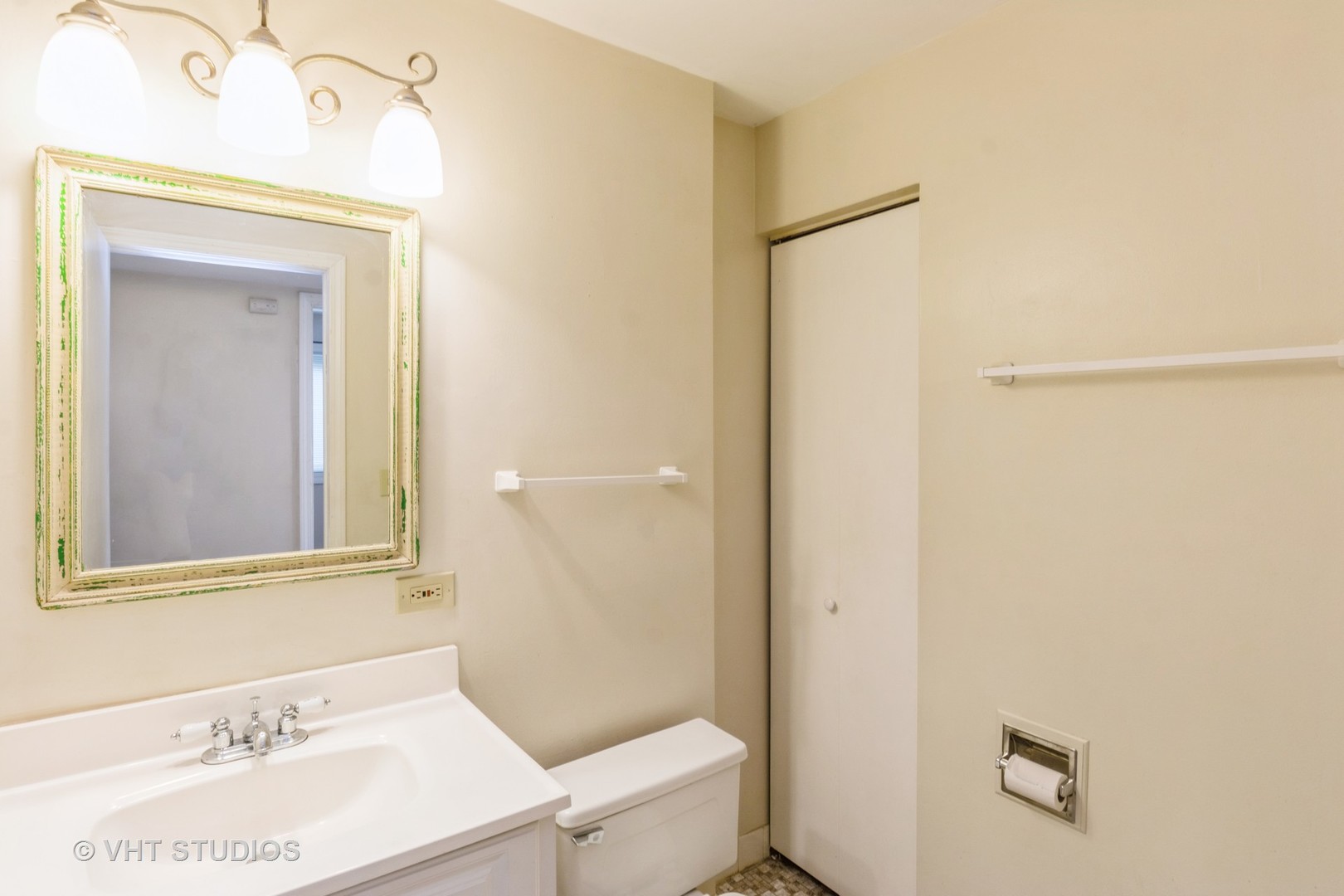 348 East Rimini Court, Unit 348 Palatine, IL 60067 - Photo 8 of 10 a bathroom with a sink and a mirror