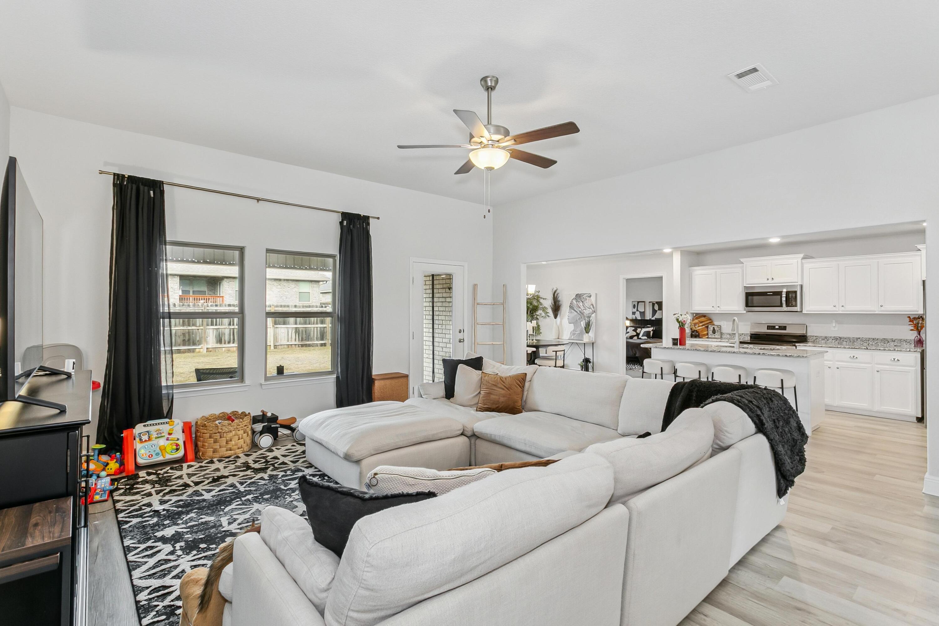 2613 Prominence Lane Crestview, FL 32536 - Photo 4 of 26 LARGE WINDOWS!