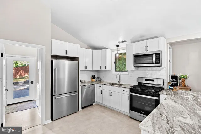 $2,195 | 862 Carrier Drive, Strasburg, VA 22657