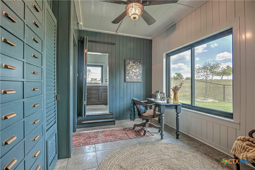 2810 FM 438 Loop Temple, TX 76501 - Photo 20 of 47 a view of a livingroom with window and lounge chair