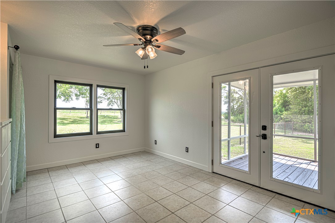 2810 FM 438 Loop Temple, TX 76501 - Photo 21 of 47 a view of an empty room with a window
