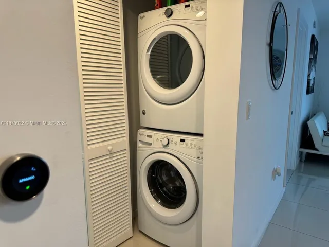 a view of entryway with washer and dryer