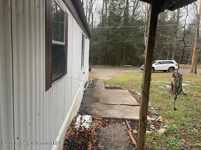 a view of a back yard