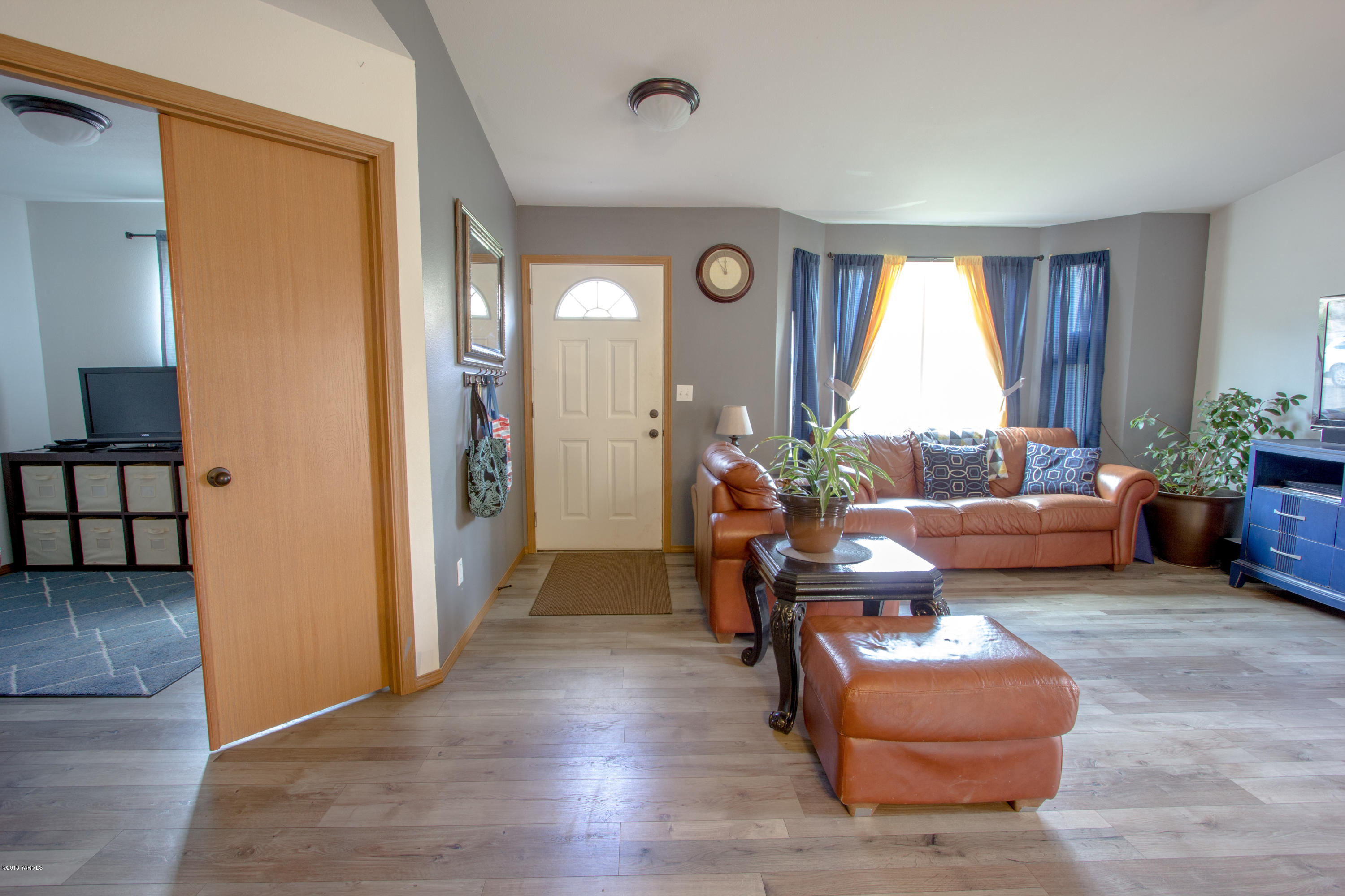 434 West Canyon Road Yakima, WA 98908 - Photo 14 of 23 a living room with furniture and a large window