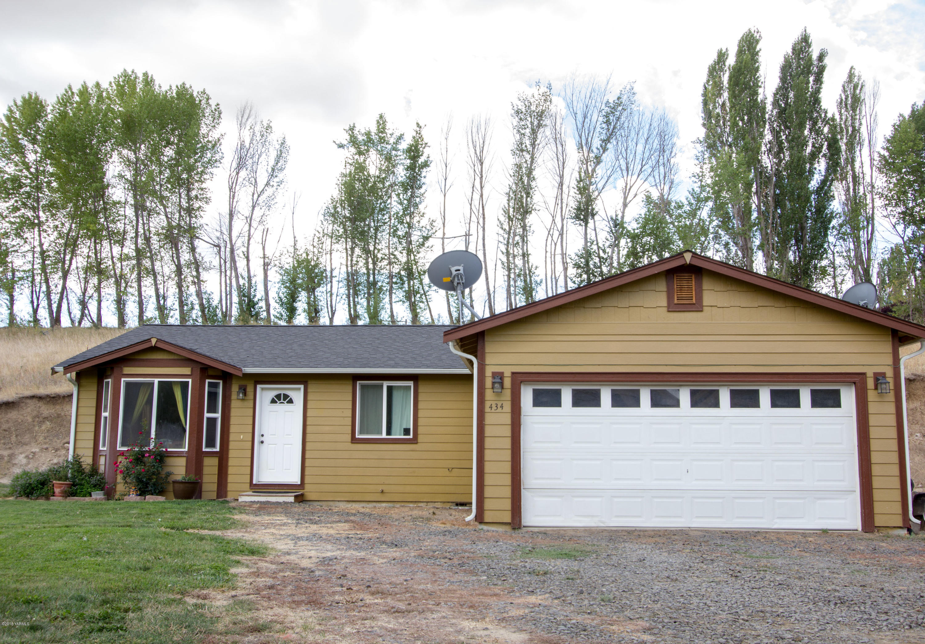 434 West Canyon Road Yakima, WA 98908 - Photo 3 of 23 a view of front of house with a yard