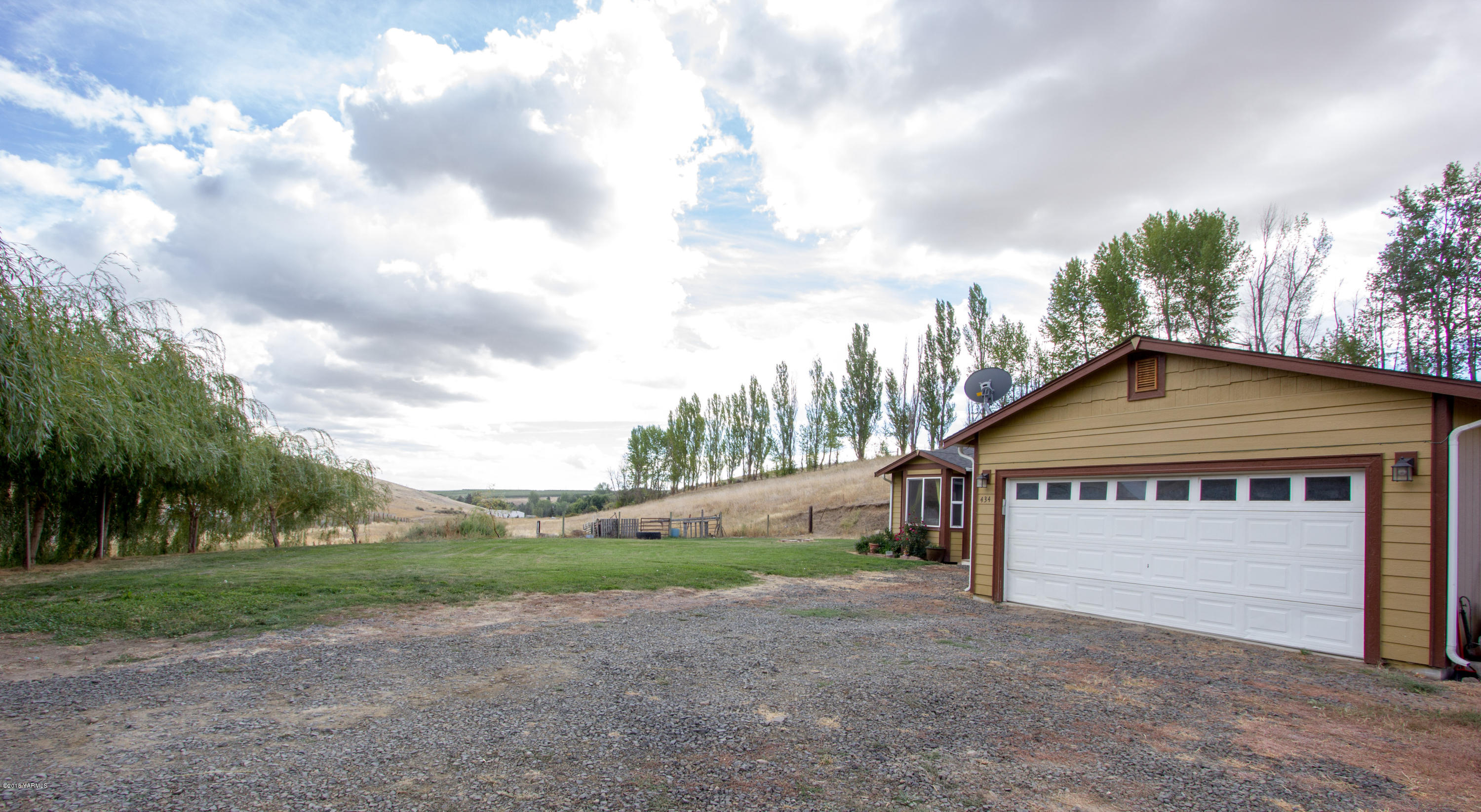 434 West Canyon Road Yakima, WA 98908 - Photo 6 of 23 a front view of a house with garden