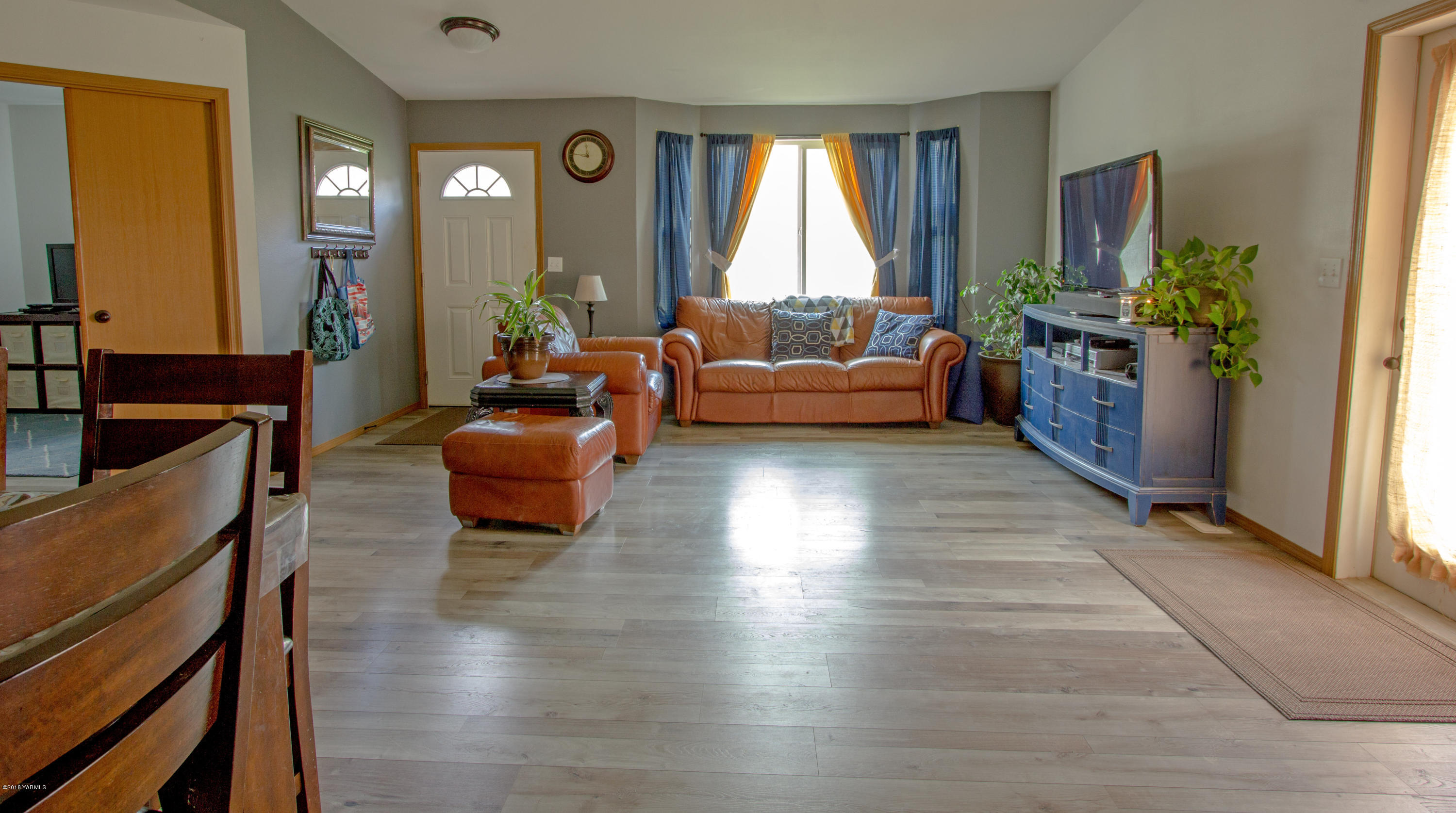434 West Canyon Road Yakima, WA 98908 - Photo 9 of 23 a living room with furniture and a large window