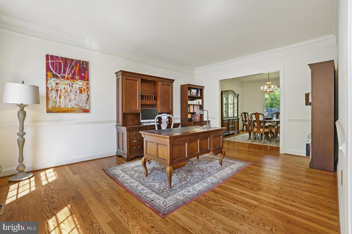 6811 Rannoch Road Bethesda, MD 20817 - Photo 4 of 33