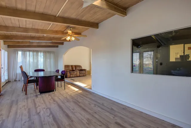 a view of a backyard