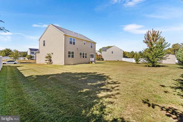 a view of a yard with a house