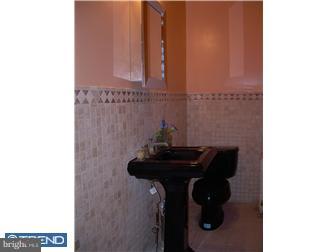 5931 Nassau Road Philadelphia, PA 19151 - Photo 5 of 8 Bathroom