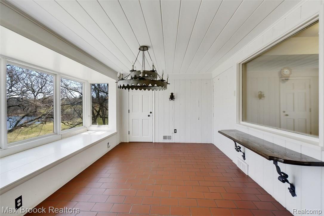 6765 Meadowlake Road Bloomfield Hills, MI 48301 - Photo 5 of 29 dsc01595-dsc01599.jpg
