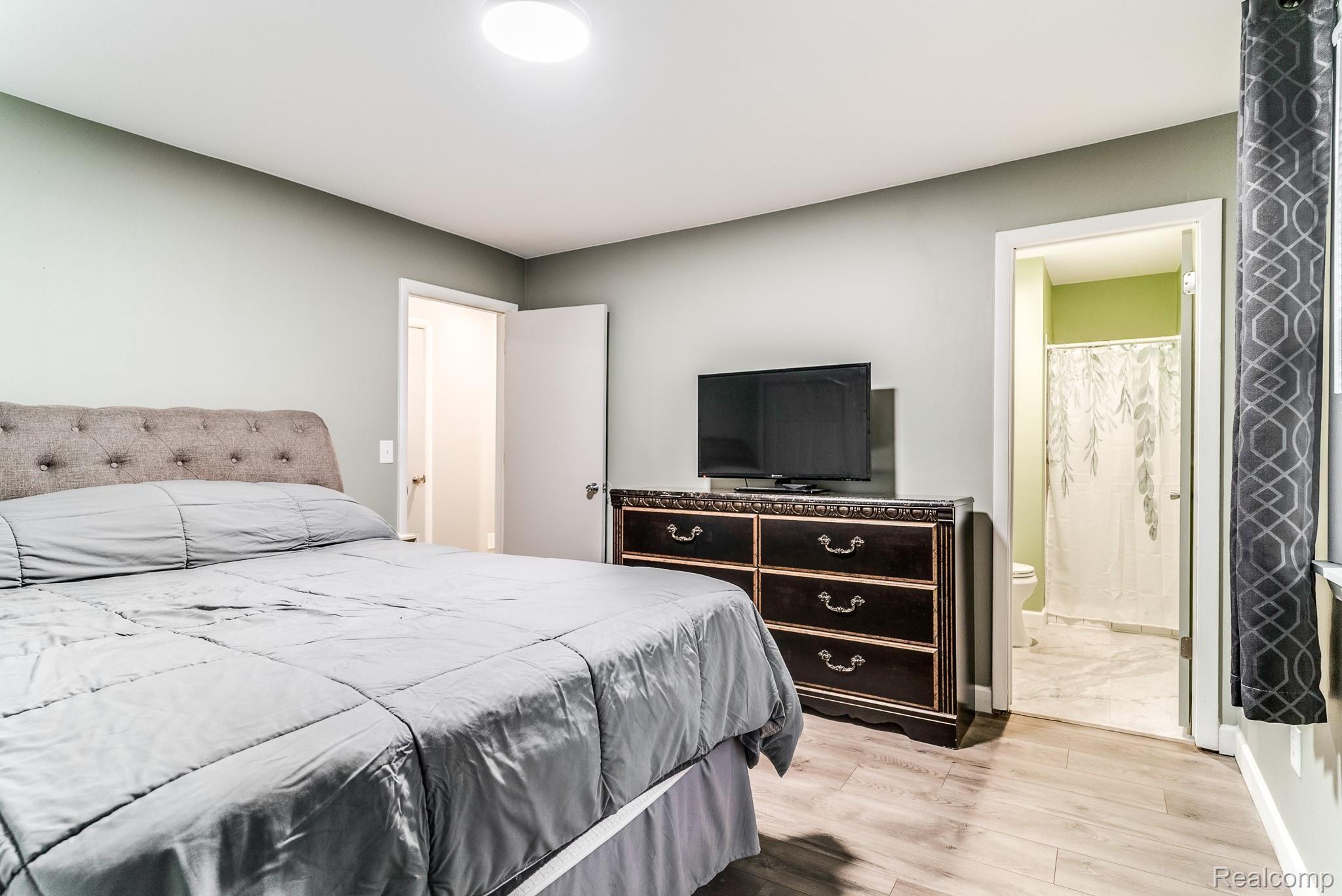 5895 Lakeshore Road Fort Gratiot, MI 48059 - Photo 5 of 46 5895 Lakeshore Rd (8 of 38).jpg