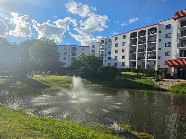 $269,900 | 375 Plum Creek Drive, Unit 103, Wheeling, IL 60090