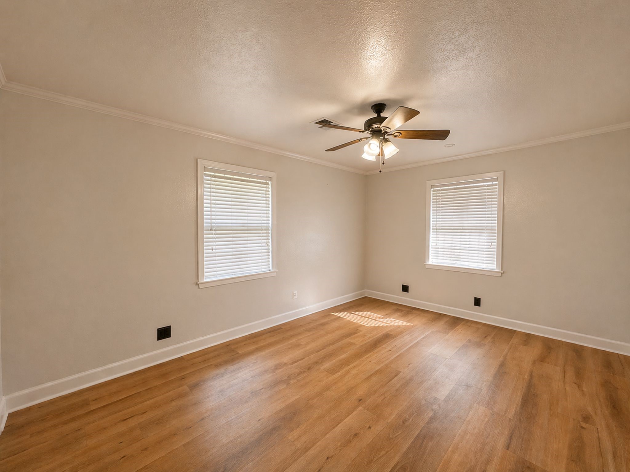 6859 Roxbury Road Houston, TX 77087 - Photo 5 of 11