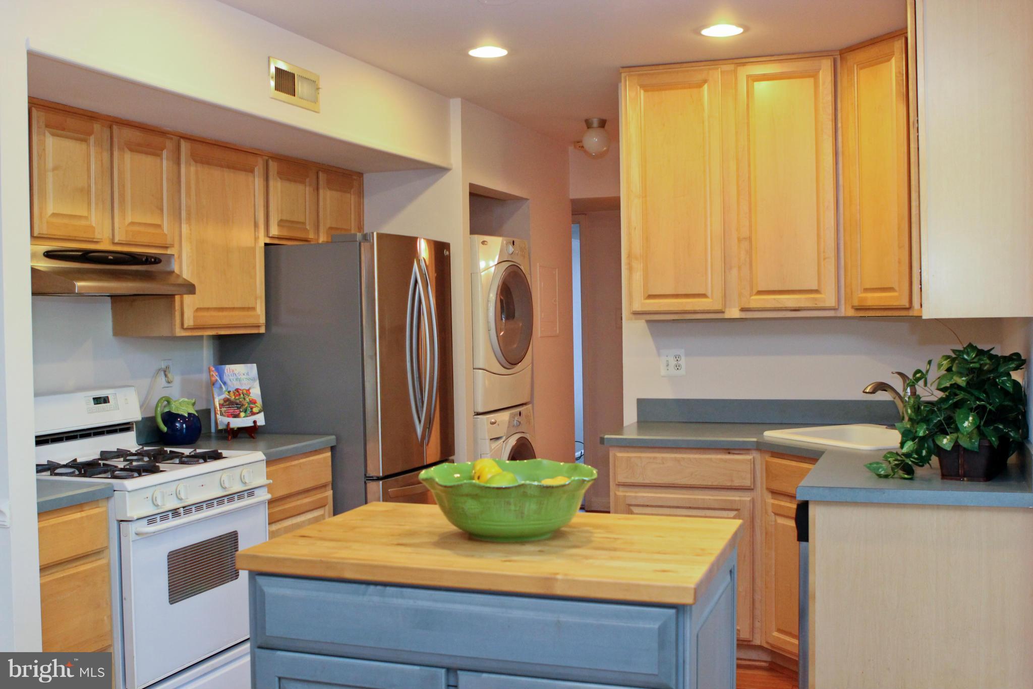 2010 Colts Neck Road, Unit 21B Reston, VA 20191 - Photo 3 of 25 a kitchen with stainless steel appliances granite countertop a refrigerator and a stove top oven