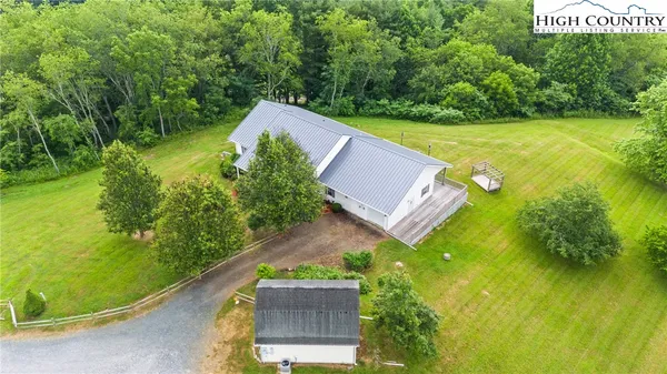 a view of a yard with a house