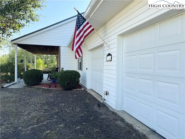 a view of a house with backyard and porch