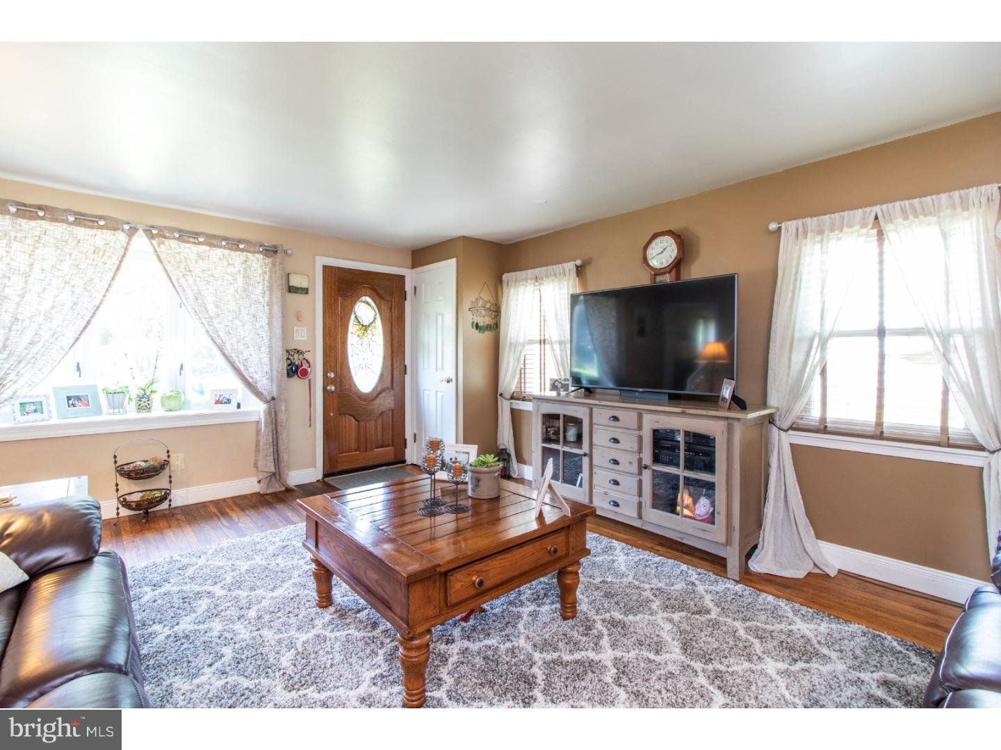 204 Garth Road Oreland, PA 19075 - Photo 4 of 22 Living Room