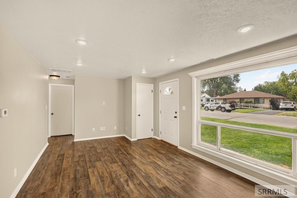 730 Balsam Street Pocatello, ID 83201 - Photo 10 of 37 Living Room