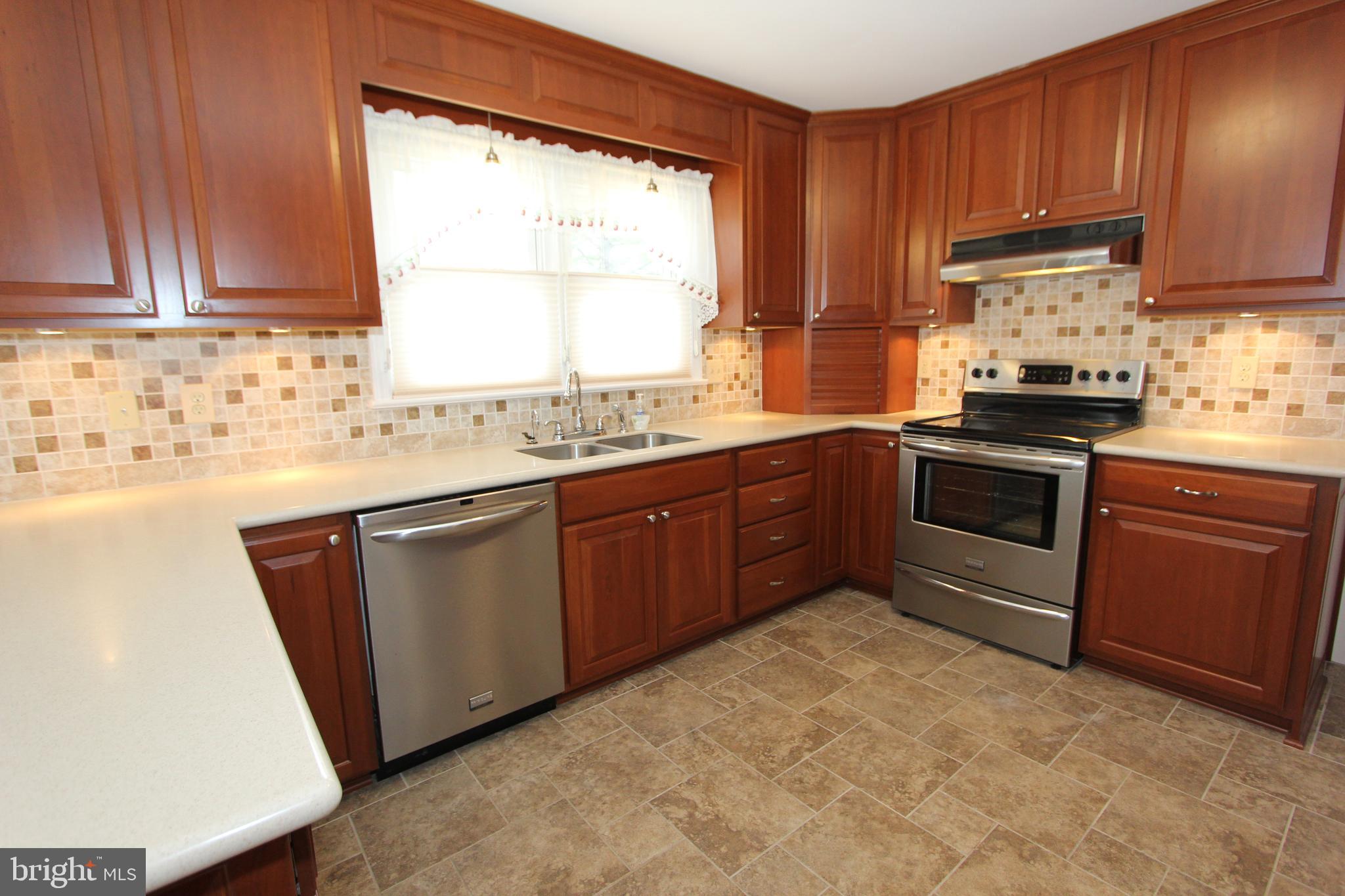 8001 Clearfield Road Frederick, MD 21702 - Photo 6 of 55 Stainless appliances, Corian counters & more