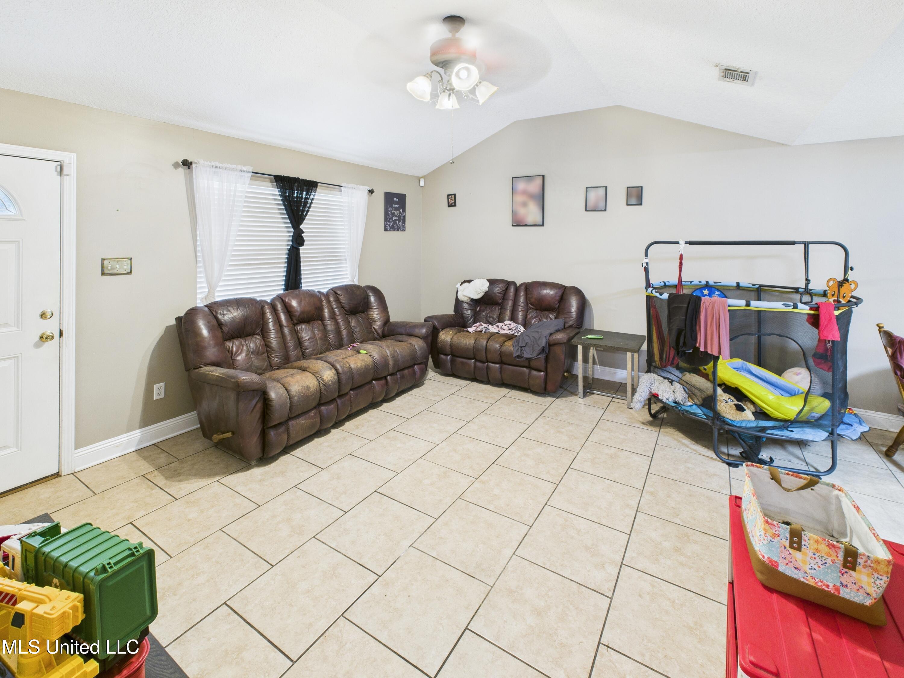808 Orange Street Ocean Springs, MS 39564 - Photo 4 of 15 CAM04654G0-PR0022-STILL004