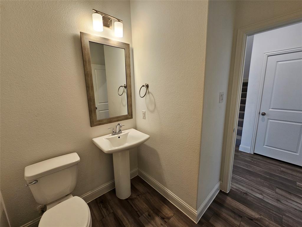 7280 Panicum Drive Frisco, TX 75033 - Photo 13 of 36 a bathroom with a toilet a sink and mirror
