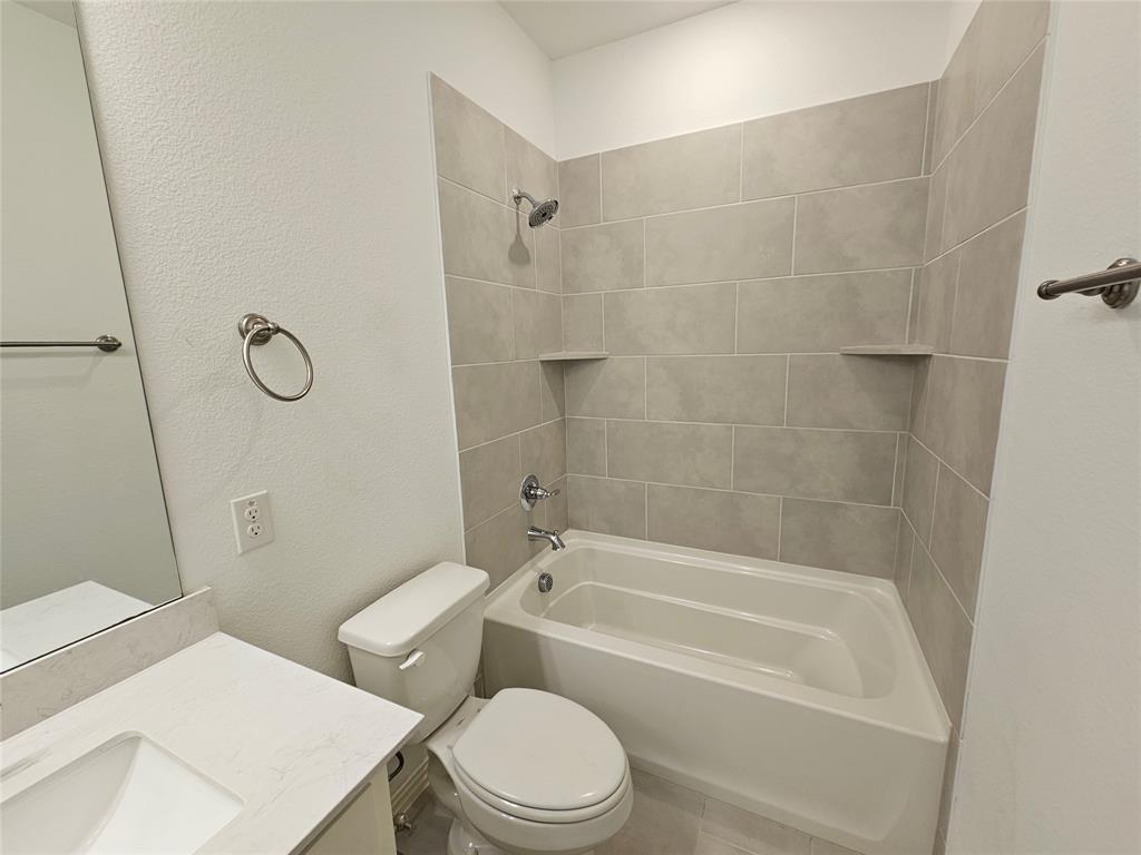 7280 Panicum Drive Frisco, TX 75033 - Photo 26 of 36 a bathroom with a toilet and a bath tub