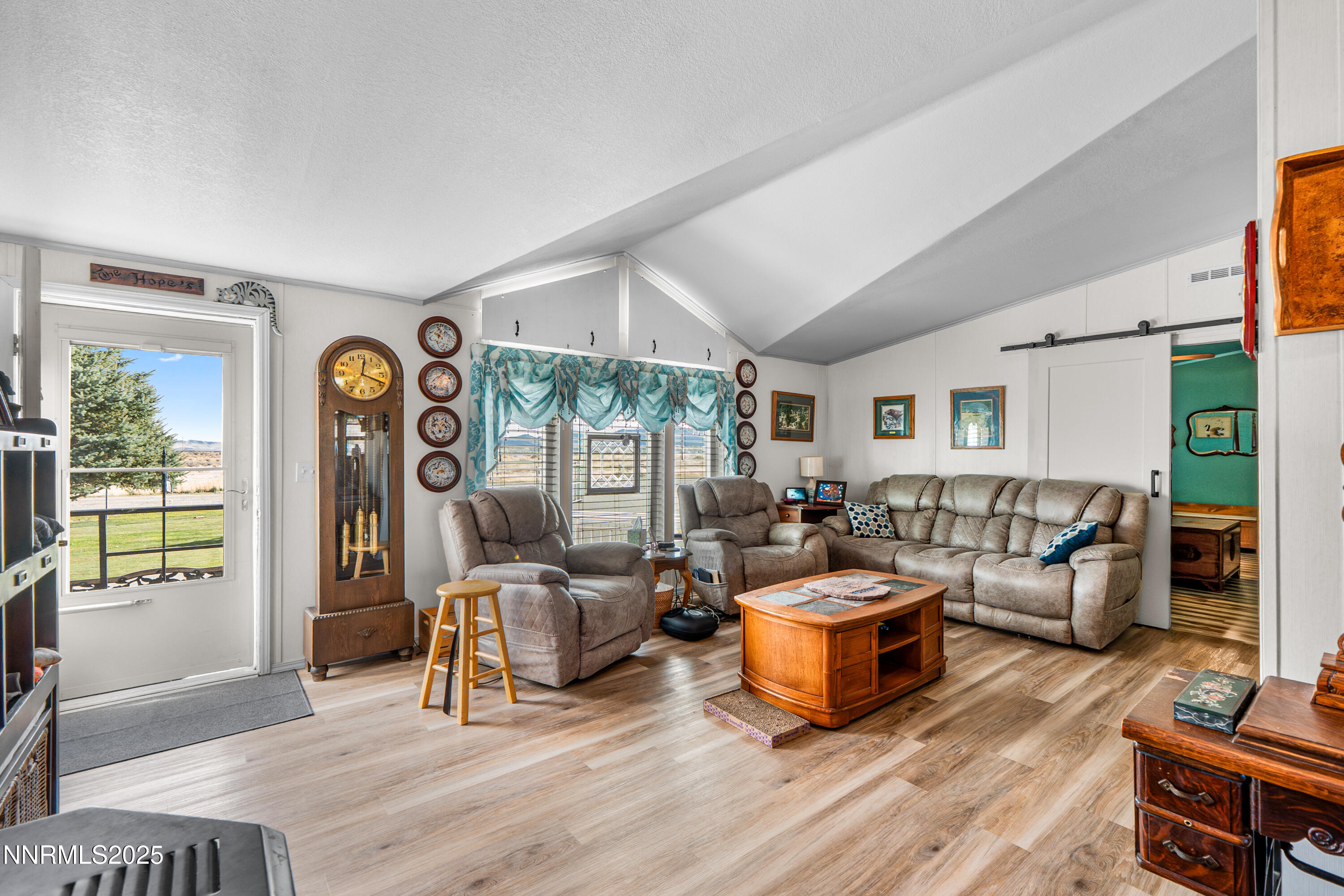 8975 Diamond Drive Winnemucca, NV 89445 - Photo 4 of 46 living room