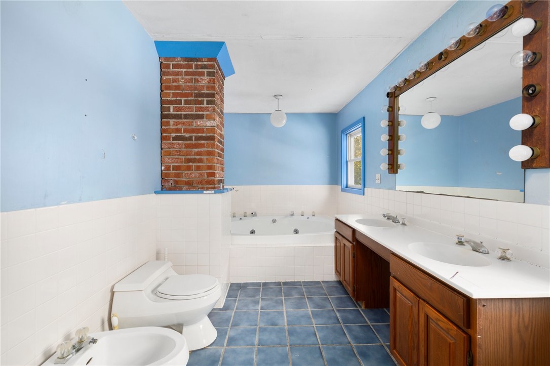 720 S Road South Kingstown, RI 02879 - Photo 25 of 33 Second Floor Full Bathroom