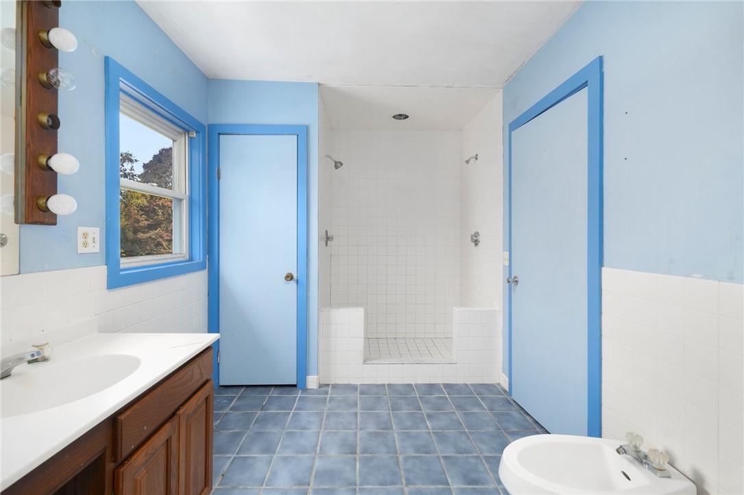 720 S Road South Kingstown, RI 02879 - Photo 26 of 33 Second Floor Full Bathroom