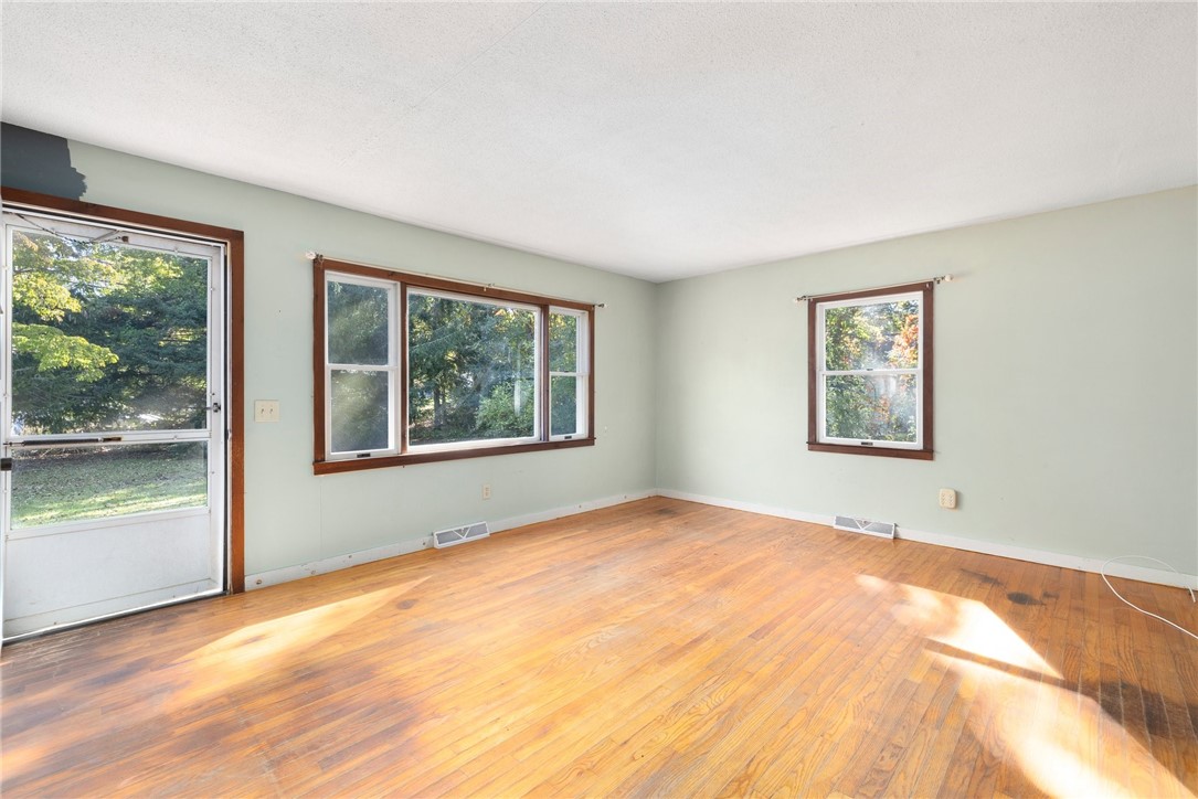 720 S Road South Kingstown, RI 02879 - Photo 6 of 33 Living Room