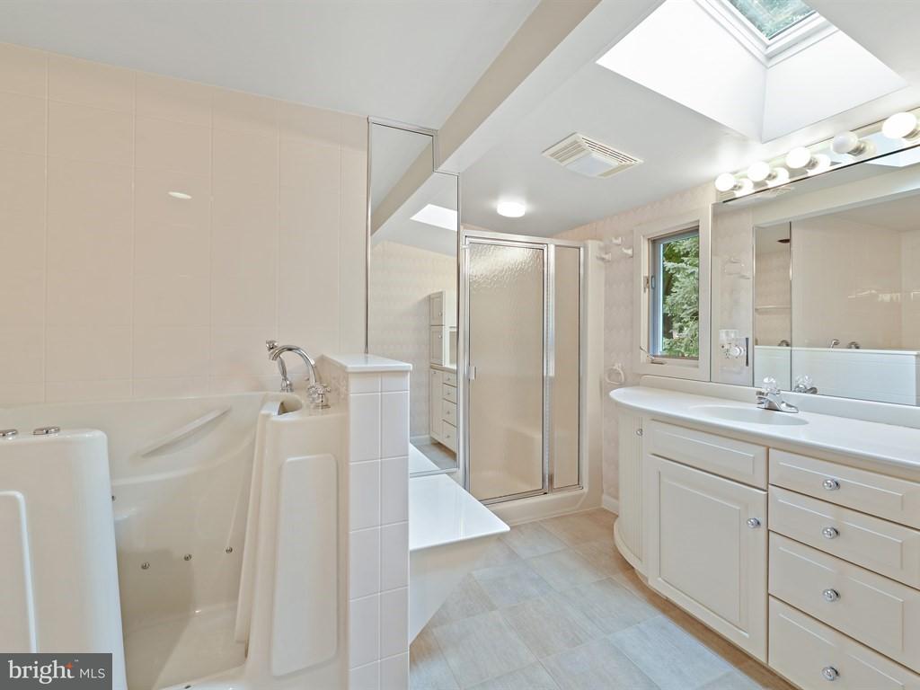 355 Oaklyn Road Lebanon, PA 17042 - Photo 16 of 28 Owners' bath