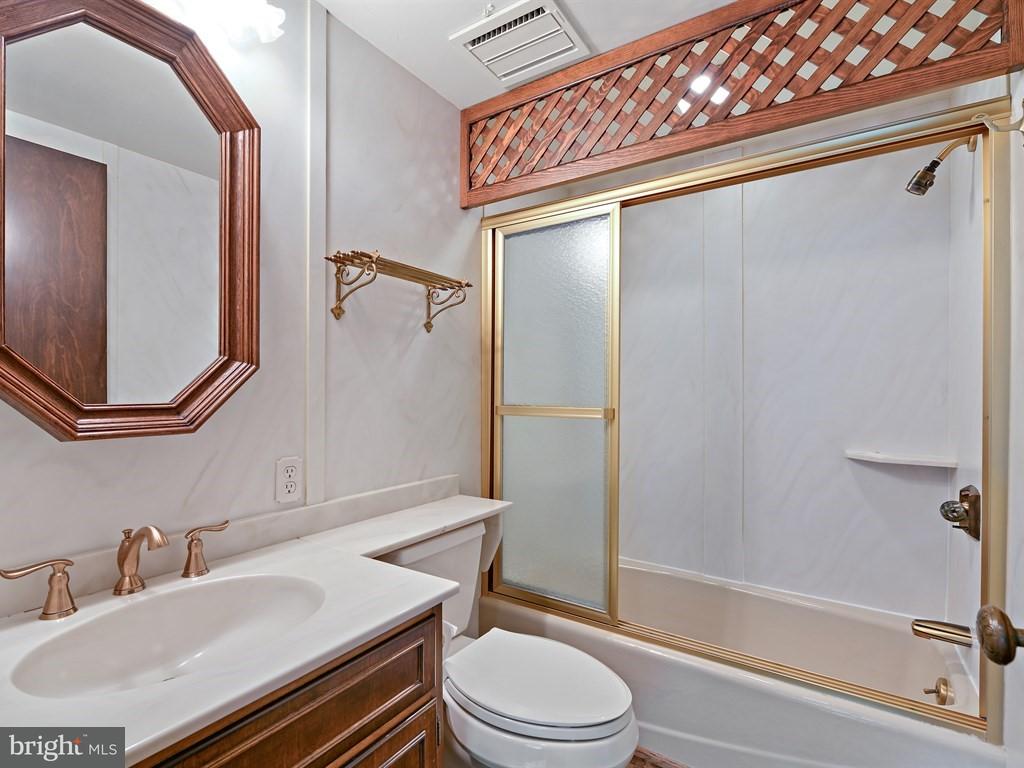 355 Oaklyn Road Lebanon, PA 17042 - Photo 20 of 28 Main bath