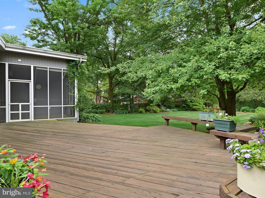 355 Oaklyn Road Lebanon, PA 17042 - Photo 23 of 28 Deck with seating