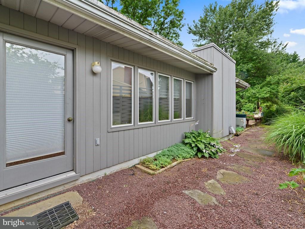 355 Oaklyn Road Lebanon, PA 17042 - Photo 25 of 28 Side entry