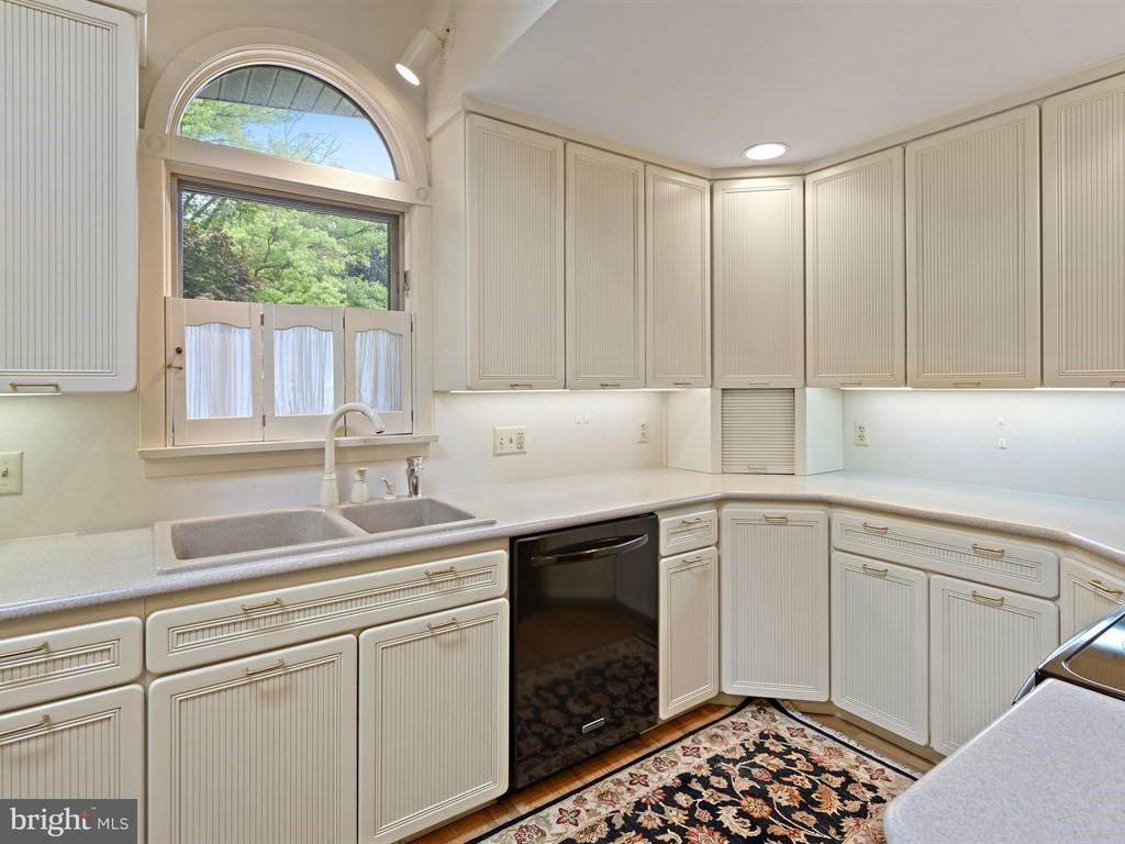 355 Oaklyn Road Lebanon, PA 17042 - Photo 9 of 28 Kitchen