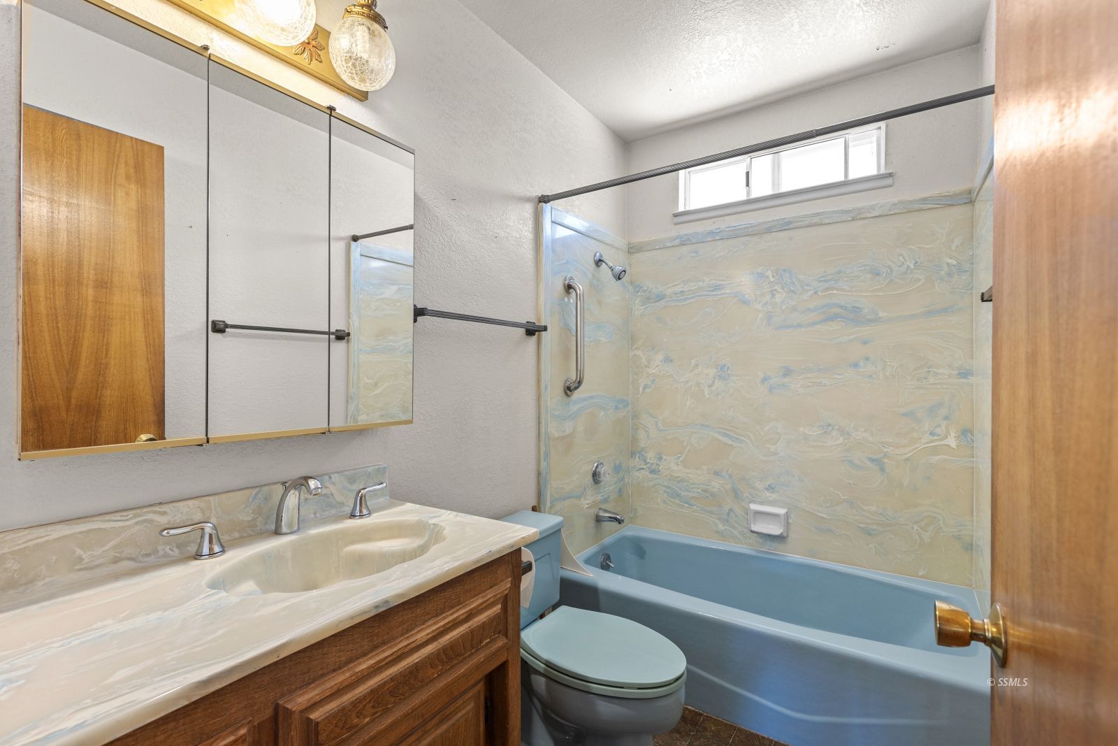 824 Kevin Way Ridgecrest, CA 93555 - Photo 32 of 38 a bathroom with a granite countertop sink toilet and shower
